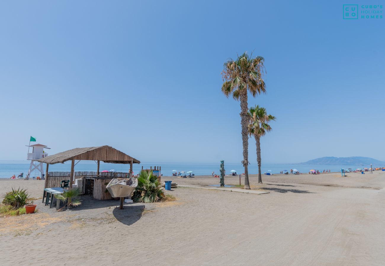 Plage près de cet appartement à Rincón de la Victoria