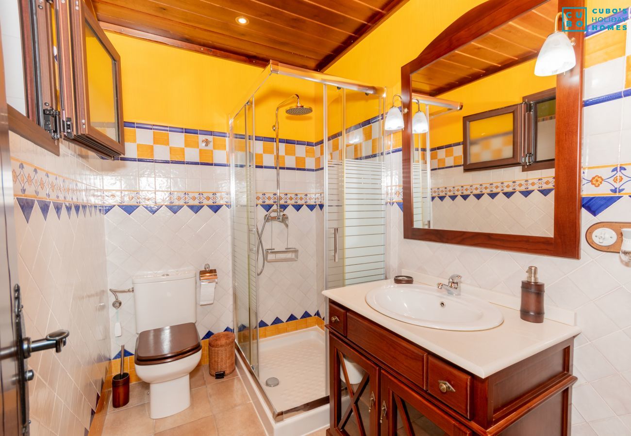 Bathroom of this house with fireplace in El Torcal