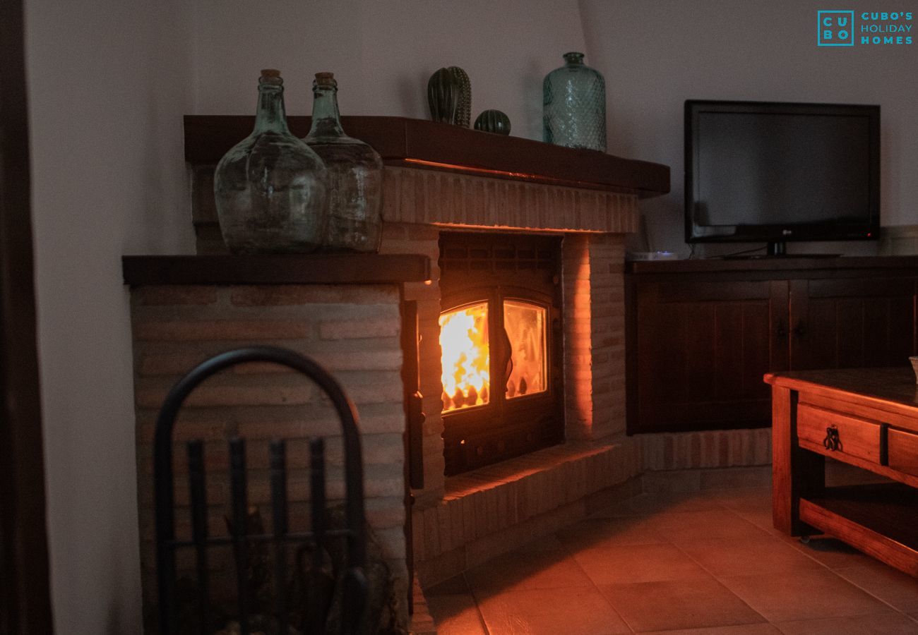 Salon avec cheminée dans cette maison à El Torcal