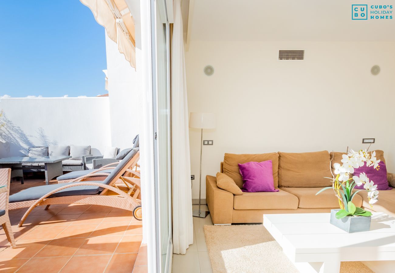 Salon de cet appartement à Marbella