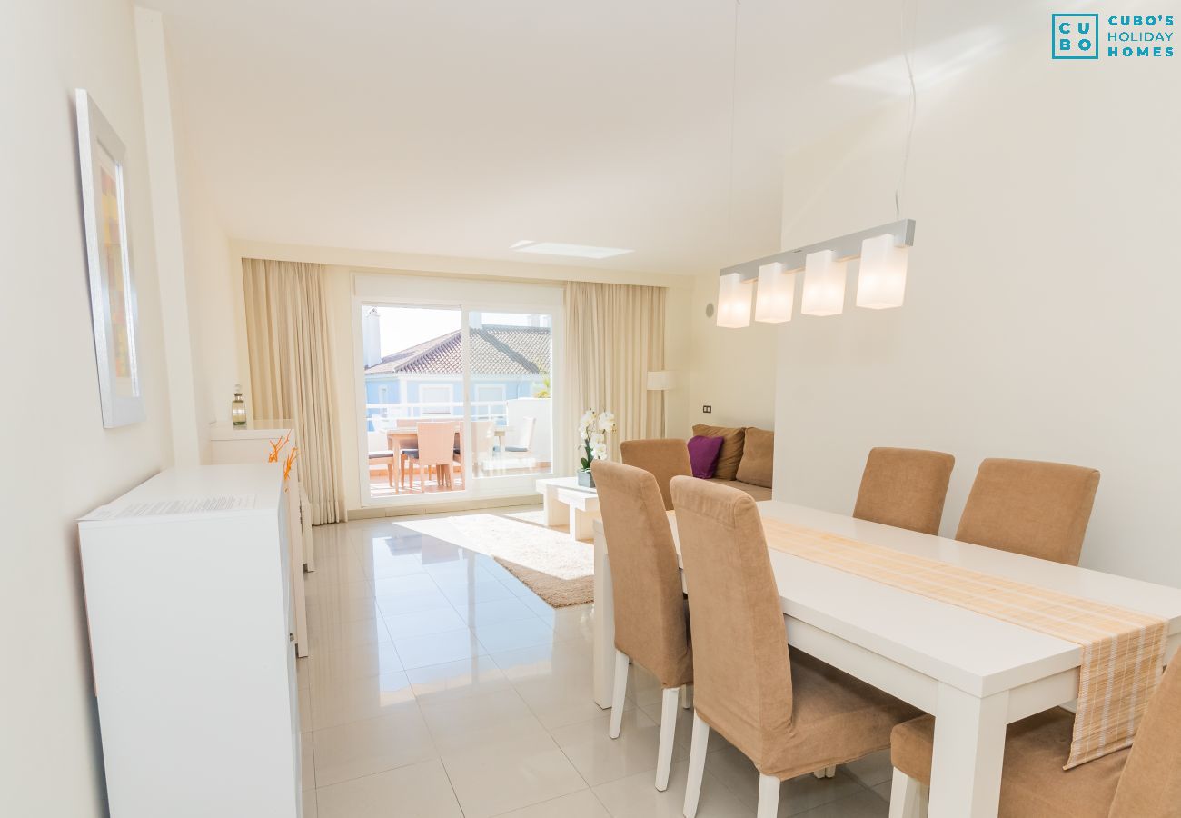 Salle à manger de cet appartement à Marbella