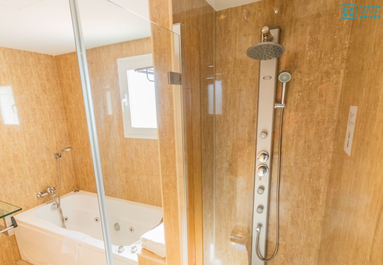 Salle de bain de cet appartement à Marbella