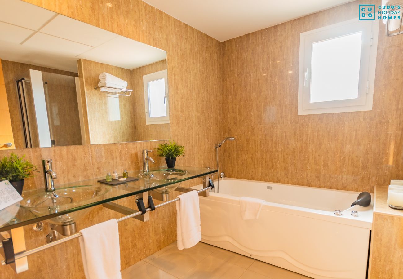 Salle de bain de cet appartement à Marbella