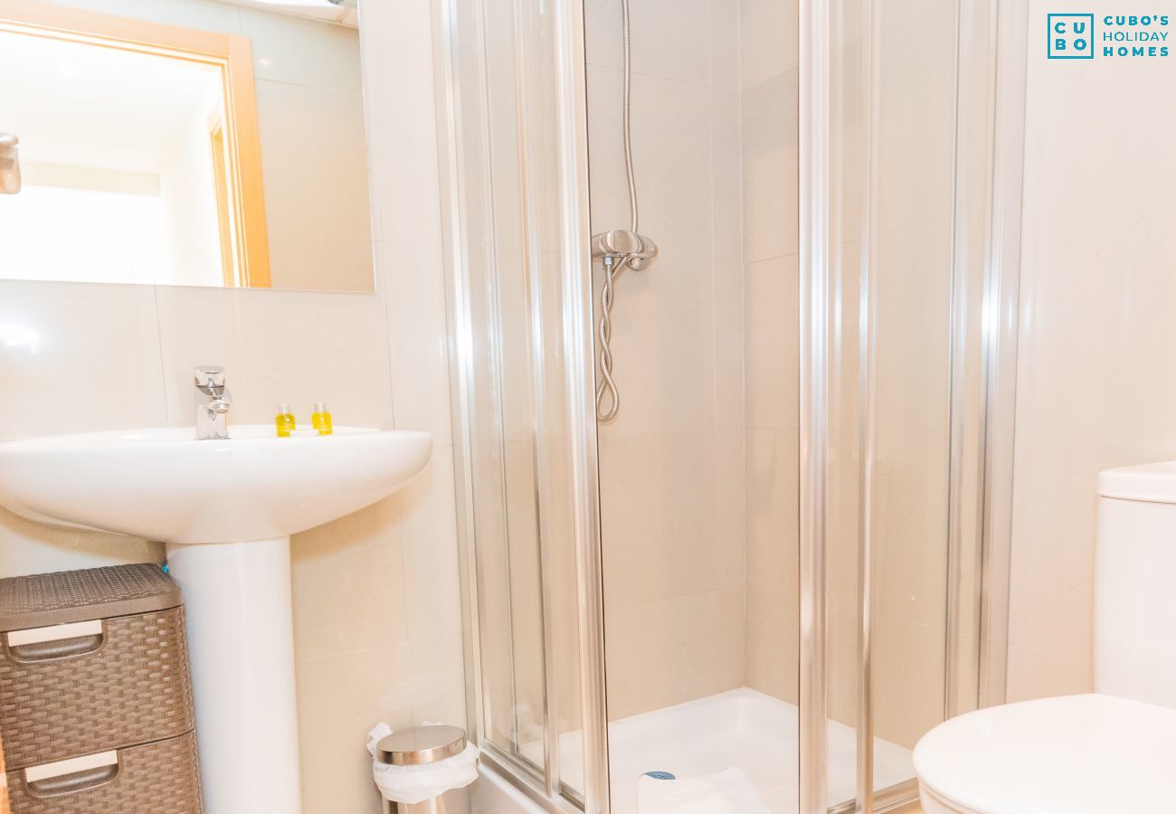 Salle de bain de cet appartement à Marbella