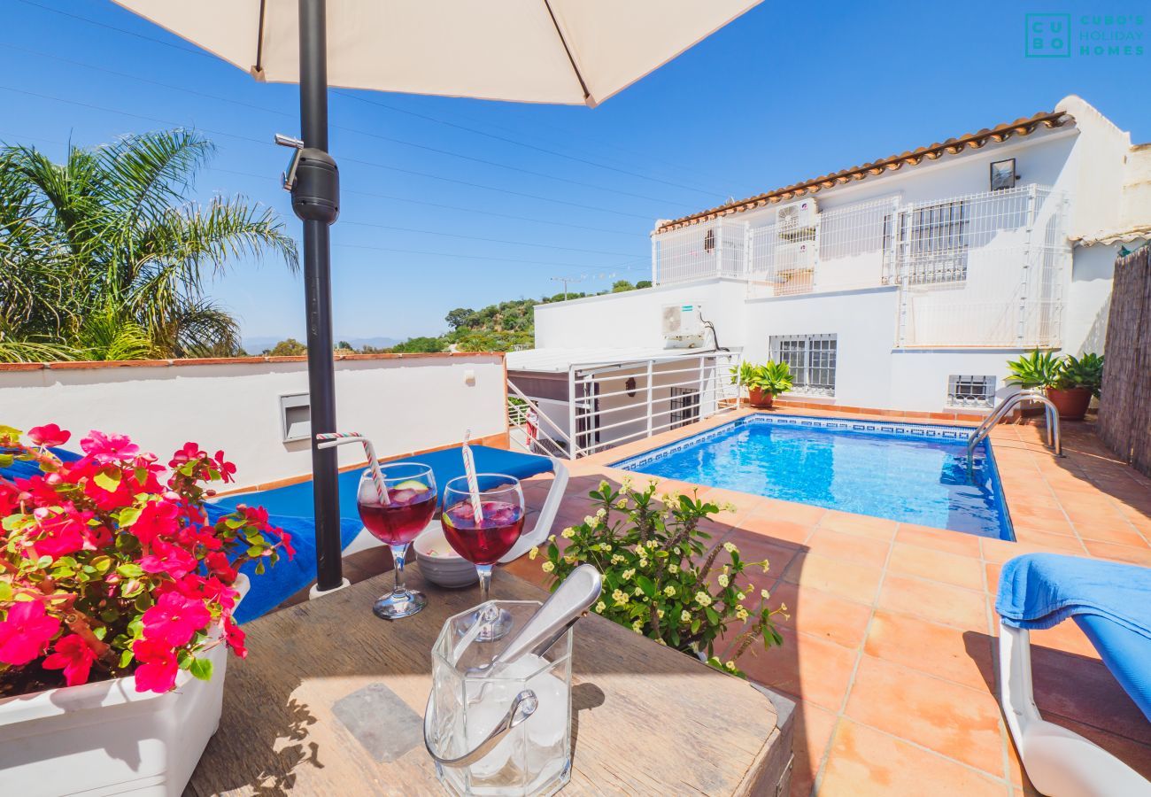 Gîte Rural à Alhaurín el Grande - Cubo's Casa Los Morenos Espace piscine et hamac de cette maison à Alhaurín