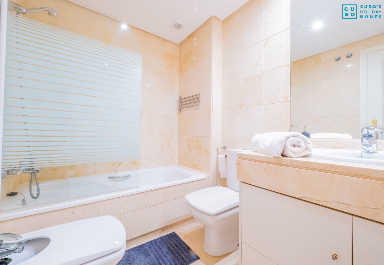 Salle de bain de cet appartement à Los Naranjos (Marbella)