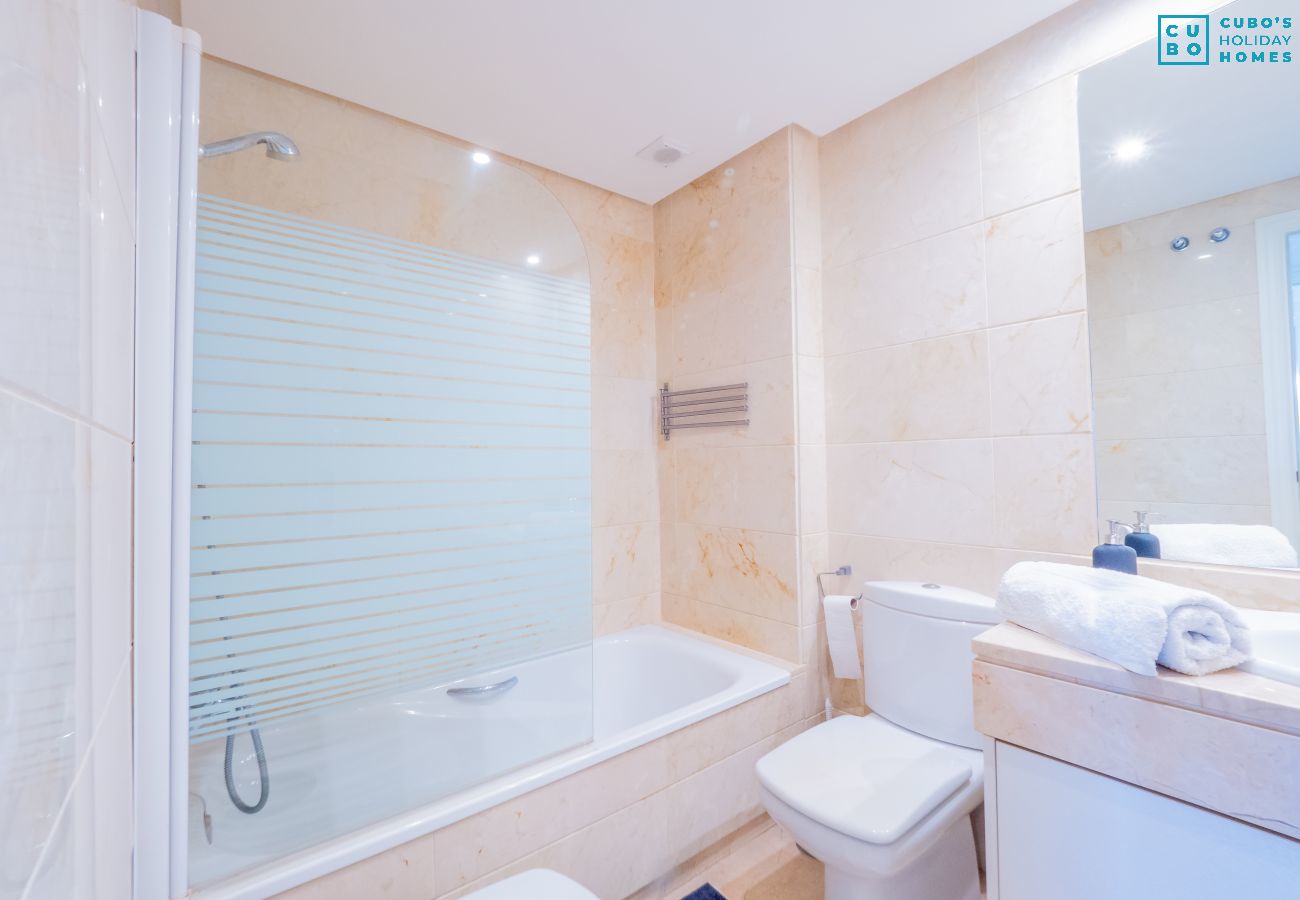 Salle de bain de cet appartement à Los Naranjos (Marbella)