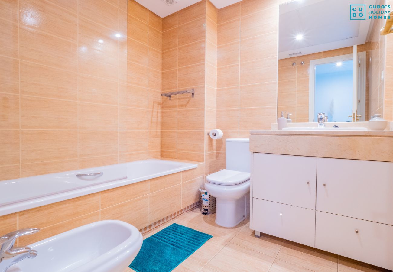 Salle de bain de cet appartement à Los Naranjos (Marbella)