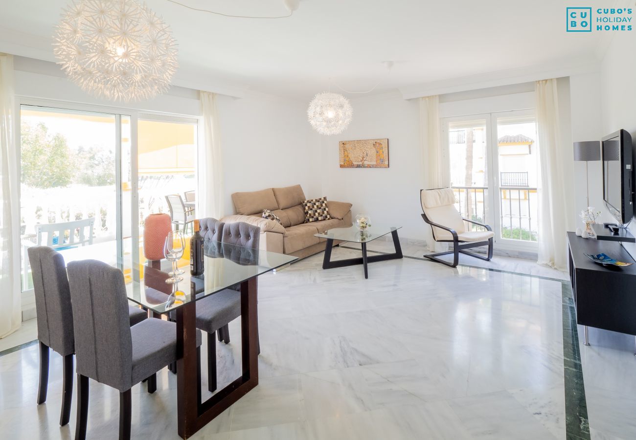 Salon de cet appartement à Los Naranjos (Marbella)