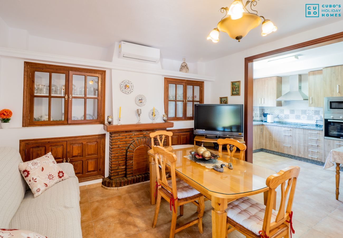Salle à manger de cette maison rurale à Alhaurín el Grande