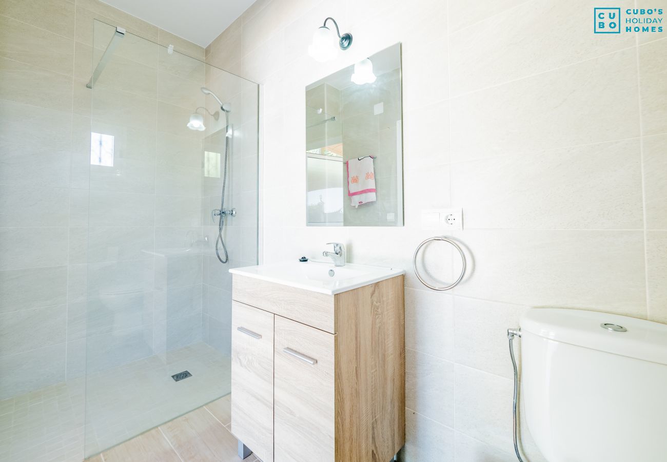 Salle de bain de cette maison rurale à Alhaurín el Grande