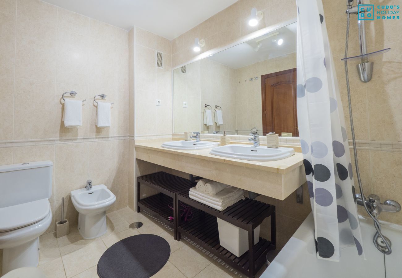 Salle de bain de cet appartement à Alhaurín el Grande