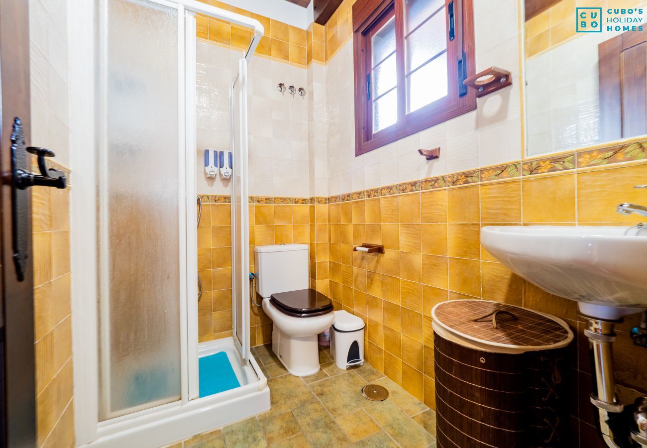 Salle de bain de cette maison rurale à Cártama