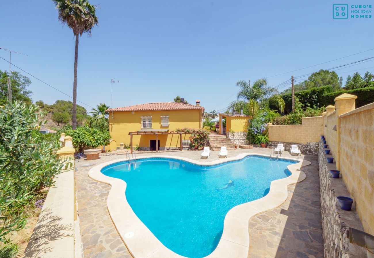 Piscine et espaces extérieurs de la maison rurale Cruz de Piedra