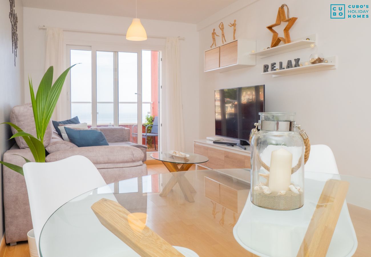 Salon moderne de ce penthouse avec vue sur la mer