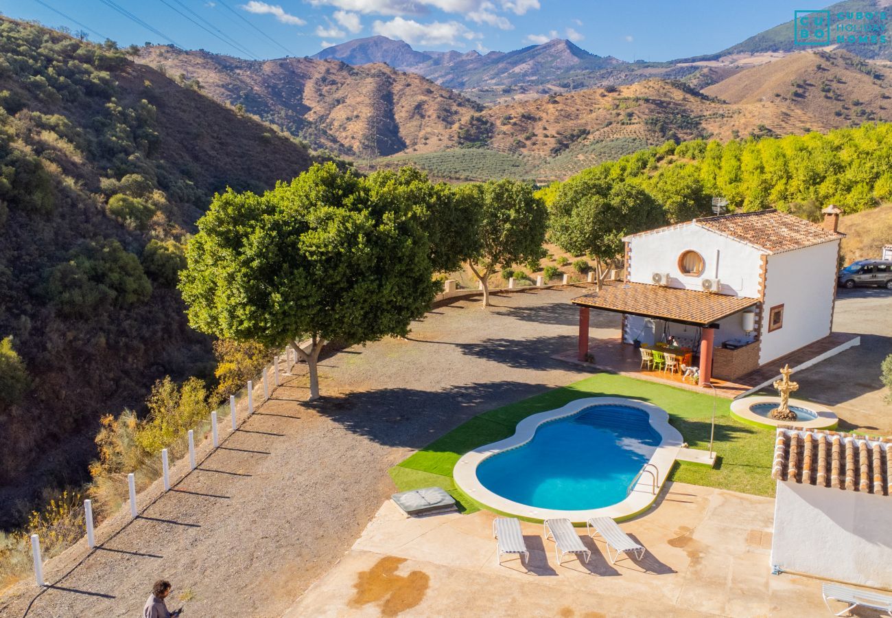 Maison rurale avec piscine privée. Très familier et avec de belles vues.