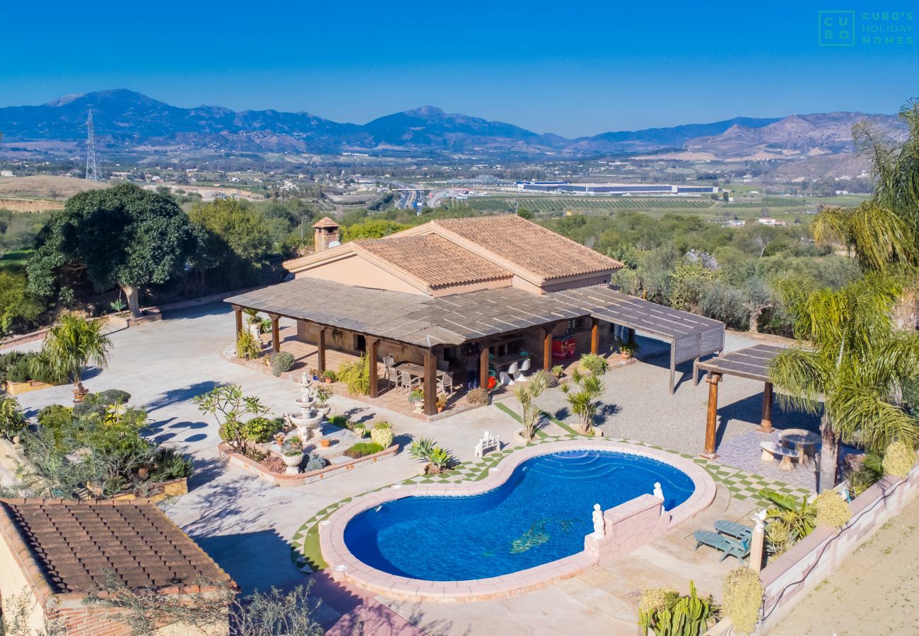 Gîte rural pour 8 personnes avec piscine privée.