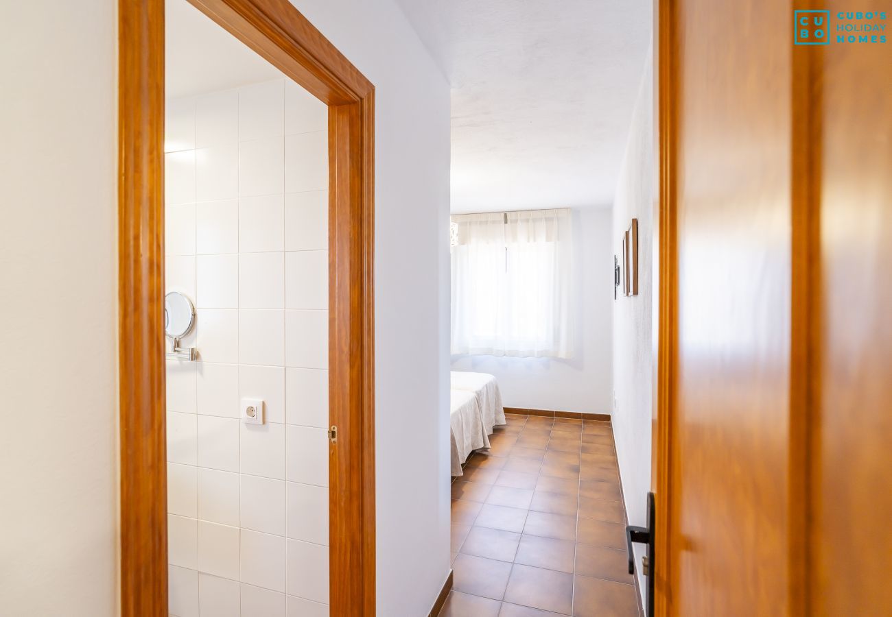 Chambres d'hôtes à Alhaurín el Grande - Cubo's NAZ Country Stay | Dbl Bath Compact Kit B&B