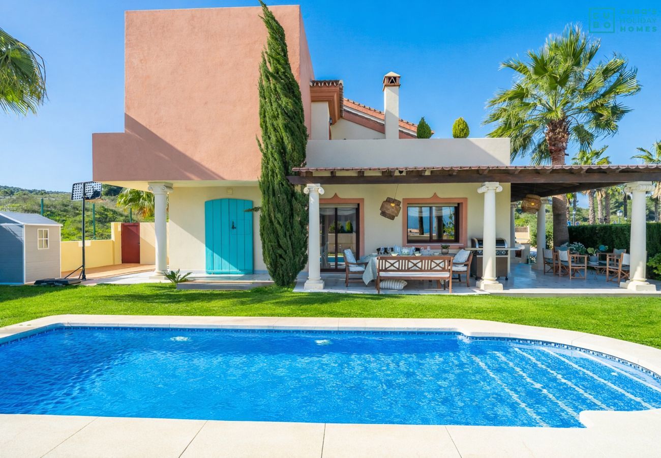 Maison avec piscine privée et piscine commune, parfaite pour des réunions familiales