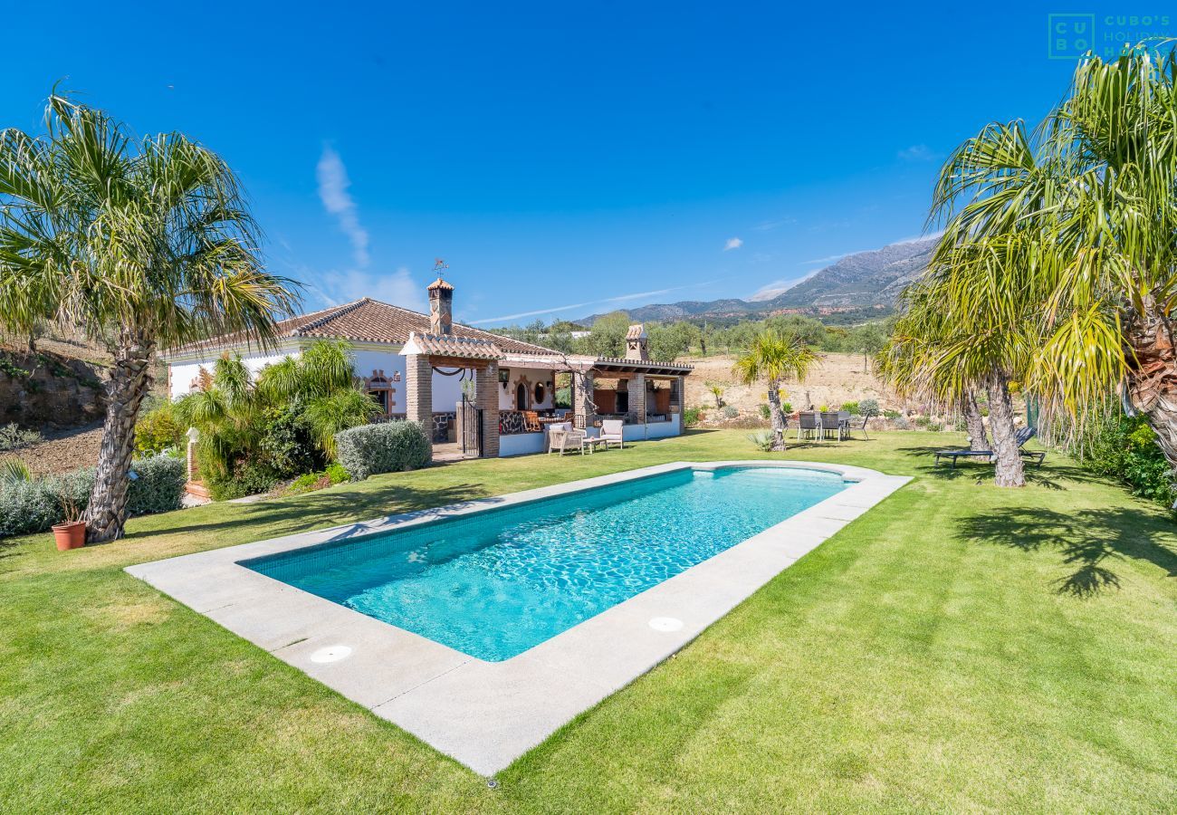 Maison rurale à Alozaina avec piscine