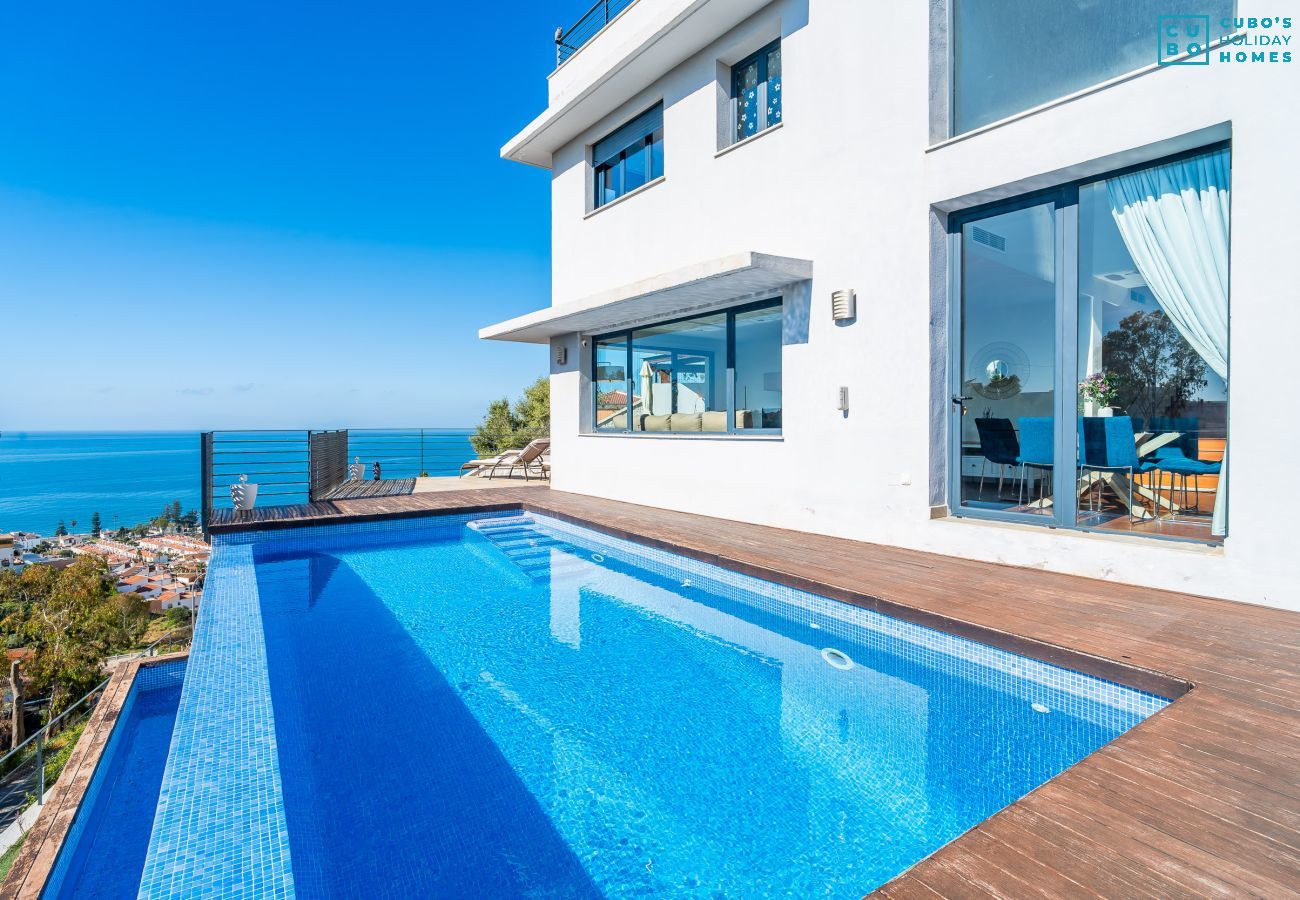 Villa de vacances avec piscine et vue sur la mer